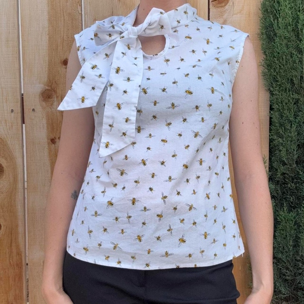 Retrolicious White Top with Bee Pattern and Bow